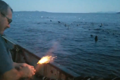 Imagen del vídeo donde se ve en Allan Marsden encendiendo la bengala.