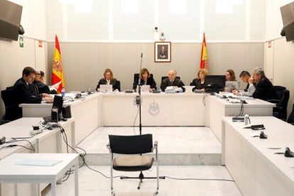 Imatge general de la sala de vistes de l'Audiència Nacional, amb el tribunal que jutjarà Trapero.