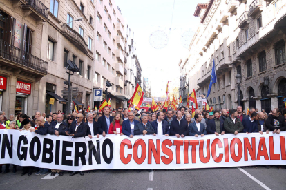 La capçalera de la manifestació en defensa de la Constitució a Barcelona, amb la presència del líder de Vox, Santiago Abascal, i el líder del PP català, Alejandro Fernández