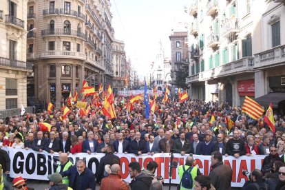 La manifestació per la Constitució espanyola a la Via Laietana, amb la capçalera i la part alta del carrer plena de gent amb banderes espanyoles.
