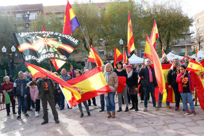 Assistents a l'acte d'homenatge a la Constitució espanyola al barri tarragoní de Bonavista, organitzat per Societat Civil Catalana.
