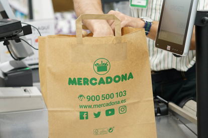 Mercadona ofereix com a alternativa les bosses de paper, ràfia i reutilitzables.