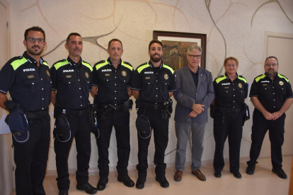 Els nous agents de la policia local de la Torre amb l'alcalde Eduard Rovira.
