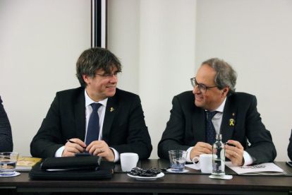 El presidente Quim Torra y el expresidente Carles Puigdemont durante la reunión del grupo parlamentario de Junts per Catalunya en Bruselas.
