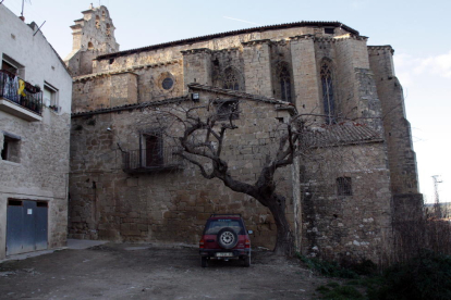 El actual estado de la Casa Abadía, adosada a la iglesia Sant Joan Baptista d'Horta