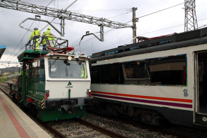 Pla general dels operaris d'Adif treballant per resoldre la incidència en un tren avariat a causa d'un incendi a l'estació de trens de Salomó. Imatge del 27 de juliol del 2019 (Horitzontal).