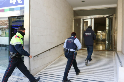 Els Mossos d'Esquadra hicieron registros en el edificio Simonet de Reus en el marco de la operación contra el grupo que robava a turistas en la AP-7.