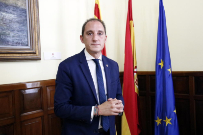 El subdelegado del gobierno español en Lleida, José Crespín, en su despacho.