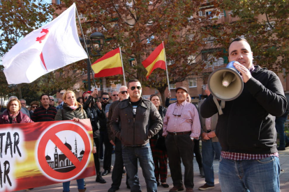 Imatge de la manifestació a Sant Pere i Sant Pau en contra de la mesquita, en la qual hi va participar el vigilant de seguretat vetat per l'Ajuntament del Vendrell.
