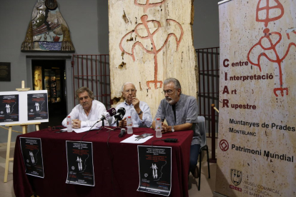 Imatge de la presentació de les jornades sobre art rupestre a l'arc mediterrani que es faran a Montblanc, amb l'alcalde Josep Andreu, Josep Gomis i l'investigador Ramon Viñas en roda de premsa al CIAR.