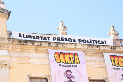 Pla mitjà de la pancarta «Llibertat presos polítics» penjada al balcó de l'Ajuntament.