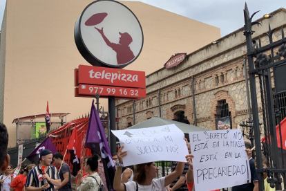 Imagen de los trabajadores delante la sede de Telepizza en Reus.