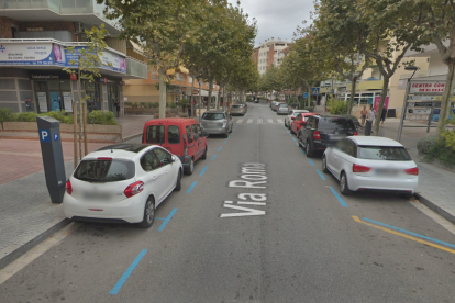 Varias plazas de aparcamiento de zona azul en la Via Roma de Salou.