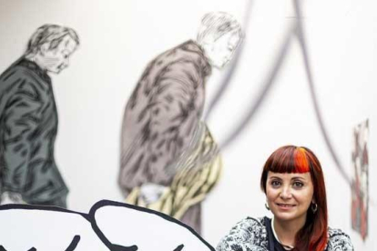 L'artista catalana Susanna Inglada amb una de les seves obres.