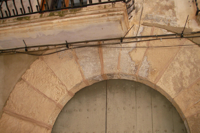 Imagen de los arcos de piedra agujereados por la instalación de cableado.