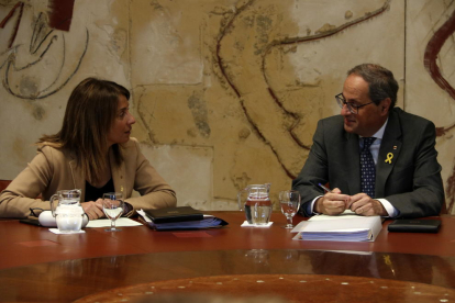 El presidente de la Generalitat, Quim Torra, conversa con la consellera de la Presidencia, Meritxell Budó.