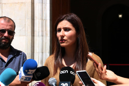 La portavoz de Cs en el Parlament y candidata a la Generalitat, Lorena Roldán, en la atención a los medios en las puertas del Ayuntamiento de Tarragona.
