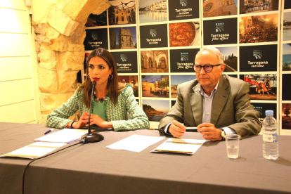 La consellera de Turisme de l'Ajuntament de Tarragona, Inmaculada Rodríguez, i el president de l'Open Energy Institute, Robert Moragues.