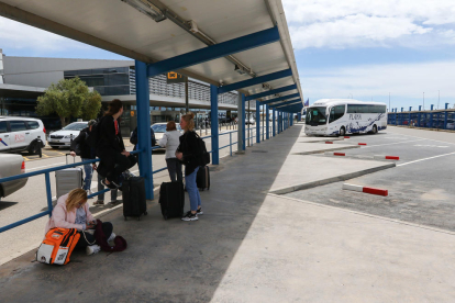 Una imagen de archivo de turistas esperando para coger el autobús en los andenes del aeródromo reusense.