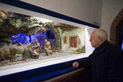 El padre Mario, mirando un diorama en una imagen de archivo.