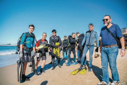 Alguns dels submarinistes que van participar en la neteja abans d'entrar a l'aigua.