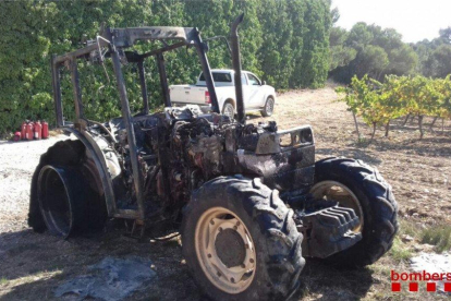 Imagen del tractor incendiado.
