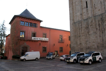 Quatre vehicles de la Guàrdia Civil davant l'edifici de l'Ajuntament de la Seu d'Urgell.
