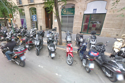 Imagen de motos aparcadas encima de la acera a la Rambla Vieja de Tarragona.