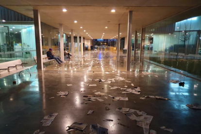 El Ayuntamiento de Salou, ayer, llena de papeles en el suelo.