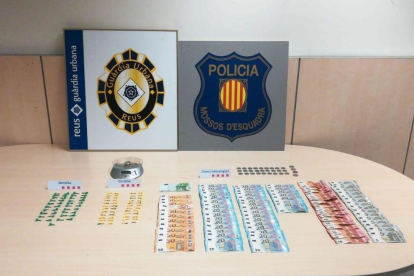 Imagen del materiales y dinero incautats durante la operación en Mas Abelló.