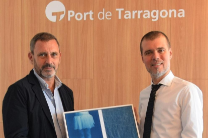 El presidente de la Fundació, Pere Jornet, ha entregado al presidente del Port, Josep Maria Cruset, una de las obras ganadoras al certamen del año pasado.