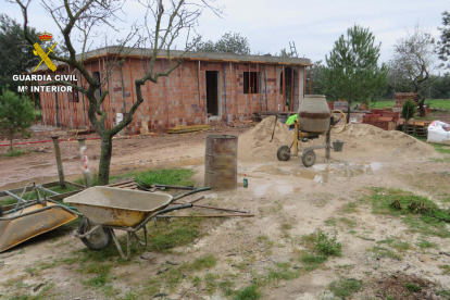 Imatge de l'habitatge construït en una parcel·la a Roquetes.