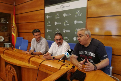 L'alcalde del Vendrell, Kenneth Martínez, i el regidor de Recursos Humans, Baltasar Santos, explicant l'acord.