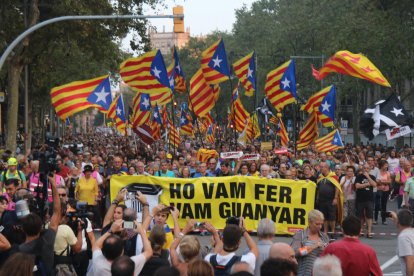 Miles de manifestantes conmemoran el segundo aniversario del referéndum de autodeterminación de Cataluña a Barcelona.