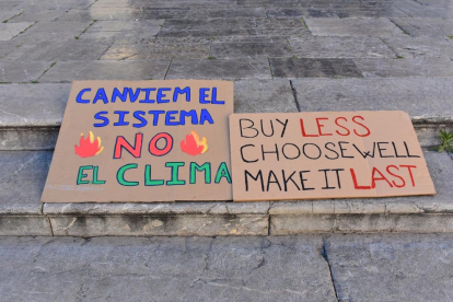 Imatge de dos cartells reivindicatius sobre el clima.