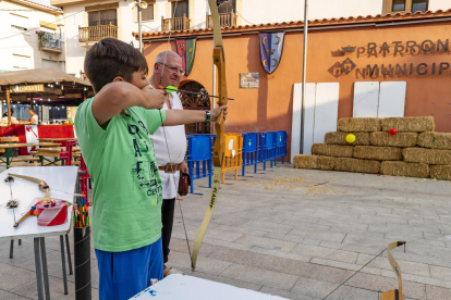 Els infants també van gaudir de tallers de tir amb arc.