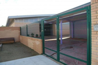 Imagen de la fachada de la escuela Vora del Mar, de Cubelles