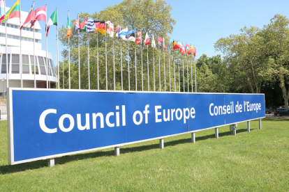 El cartell on es llegeix 'Consell d'Europa', davant la seu de la institució, a Estrasburg