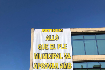 Pancarta que se ha colgado en la fachada del Ayuntamiento de Sant Fruitós de Bages.