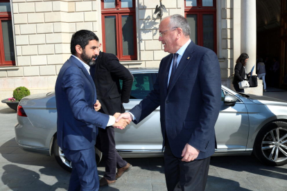 El conseller Chakir El Homrani saludando al alcalde de Reus, Carles Pellicer, a su llegada al Ayuntamiento. Imagen del 29 de marzo del 2019