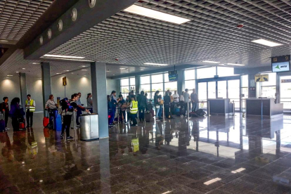 Passatgers a la nova zona d'embarcament de l'Aeroport de Reus.