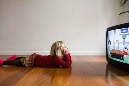 Imagen de archivo de una niña mirando la televisión