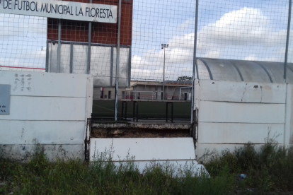 Imatge del tram de la tanca del camp de futbol de la Floresta que s'arrenjarà.