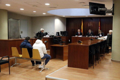 Plano general de la Audiencia de Lérida durante el juicio a los acusados de abusar sexualmente de una chica con discapacidad en Lérida.