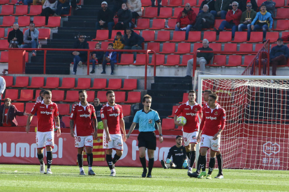 Los jugadores tarraconenses después de encajar el gol contra el Villarreal B en el partido del domingo pasado en el Nou Estadi.