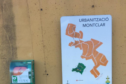 Imagen del desfibrilador instalado en la urbanización de Montclar.
