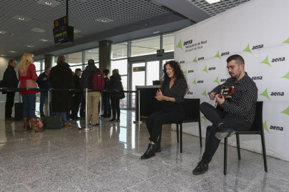 La 'cantaora' Lidia Mora i el guitarra flamenca Ruselito, ahir, durant l'embarcament.