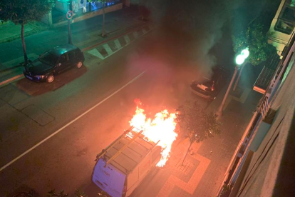 Imagen de uno de los coches quemados