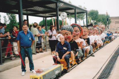 Los Nanos en el Trenet del Parc Ferroviari de Misericòrdia, con Jaume Casas al frente.