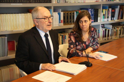 El síndic de greuges, Rafael Ribó, i l'adjunta per a la defensa dels drets de la infància, Maria Jesús Larios, durant la roda de premsa per anunciar les mesures per investigar abusos sexuals en institucions catòliques.